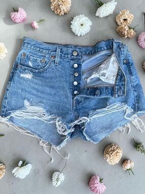 Levi’s 501 Destoyed boho Denim Women’s Jean Shorts size 28